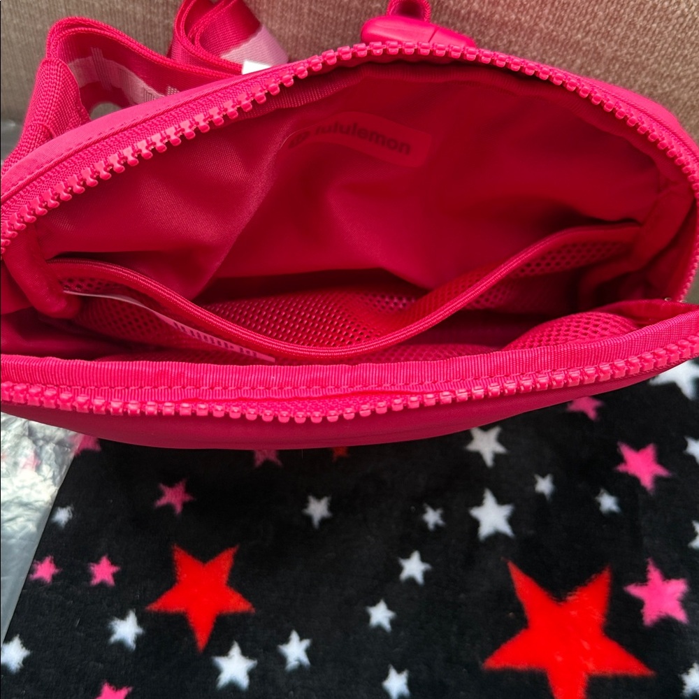 Lululemon Athletica everywhere belt bag- NEW - Picture 7 of 9